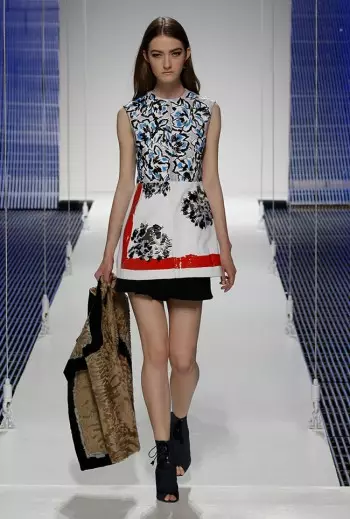 Desfile Crucero 2015 de Dior toma bufandas, patrón