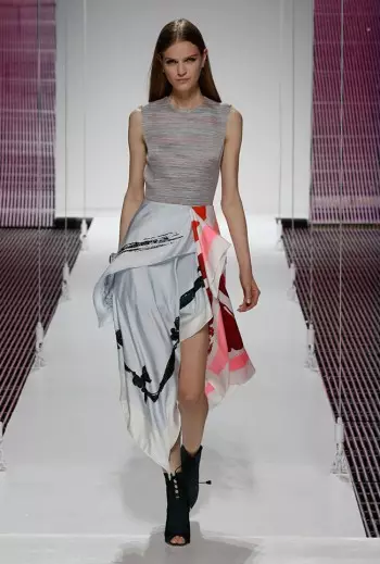 Dior's Cruise 2015 ikuskizunak zapiak hartzen ditu, eredua