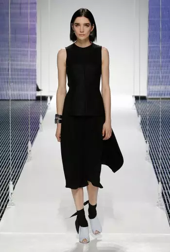 Dior 的 2015 早春秀採用圍巾、圖案