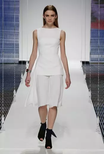 Dior 的 2015 早春秀採用圍巾、圖案