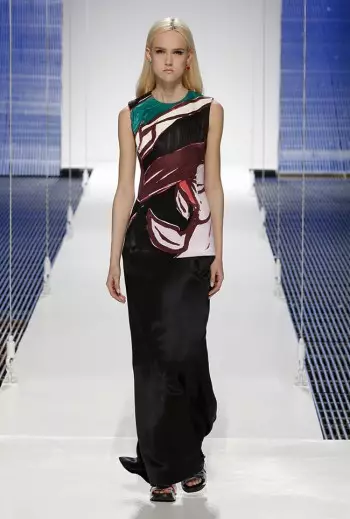 Dior's Cruise 2015 ရှိုးတွင် Scarves, Pattern များရှိသည်။