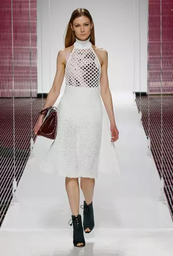 Dior's Cruise 2015 шоуы шарфтарды, үлгіні киеді