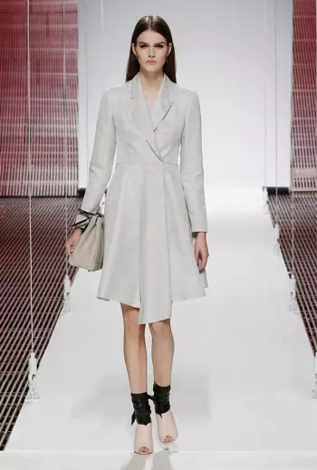 Dior's Cruise 2015 шоуы шарфтарды, үлгіні киеді