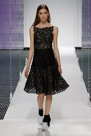 Desfile Crucero 2015 de Dior toma bufandas, patrón