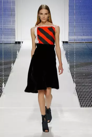 Přehlídka Dior's Cruise 2015 se zabývá šátky, vzor