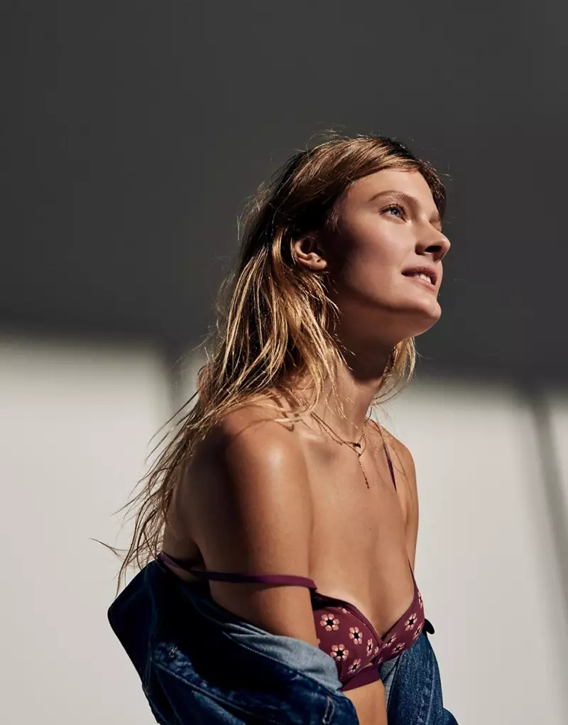 Bralette amb retalls d'Eliza de cotó i modal de Madewell amb un punt floral i un abric de mezclilla