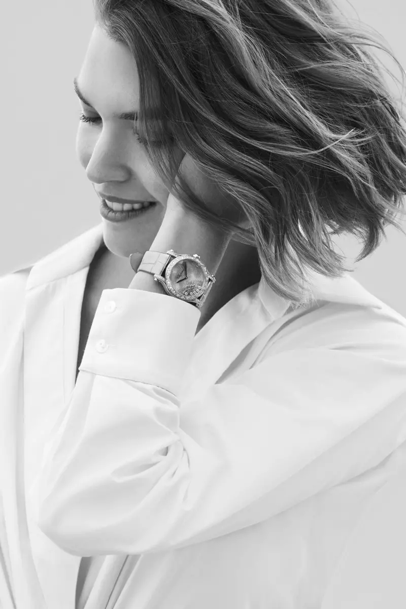 Sorrindo, Arizona Muse aparece na campanha de joias Chopard Happy Diamonds