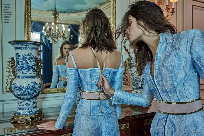 Si Isabeli Fontana ay nag-zip kay Alessandra Ambrosio sa isang brocade na hitsura mula sa Parisian label na Balmain.