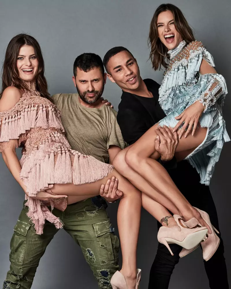 Il fotografo Mariano Vivanco e il direttore creativo di Balmain, Olivier Rousteing, posano per le foto con le modelle Isabeli Fontana e Alessandra Ambrosio.