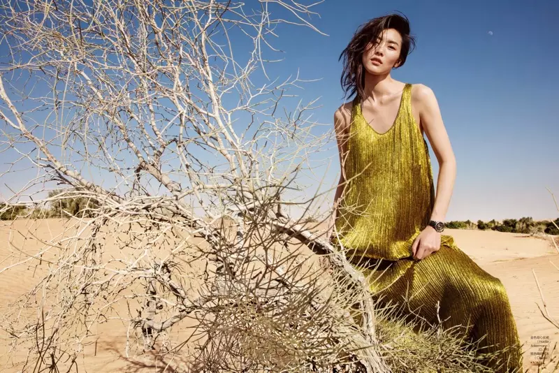 Qırışlarla parıldayan Liu Wen Chanel qol saatı ilə Haider Ackermann maxi paltar geyinir