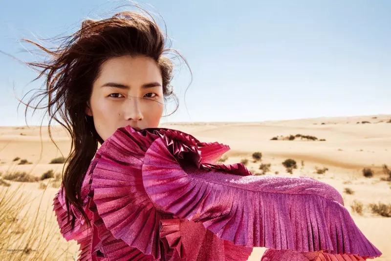 Snimajući izbliza, Liu Wen modelira Gucci top s volanima