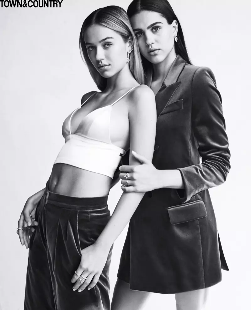 Delilah 和 Amelia Hamlin 出演 Town & Country 的 9 月刊