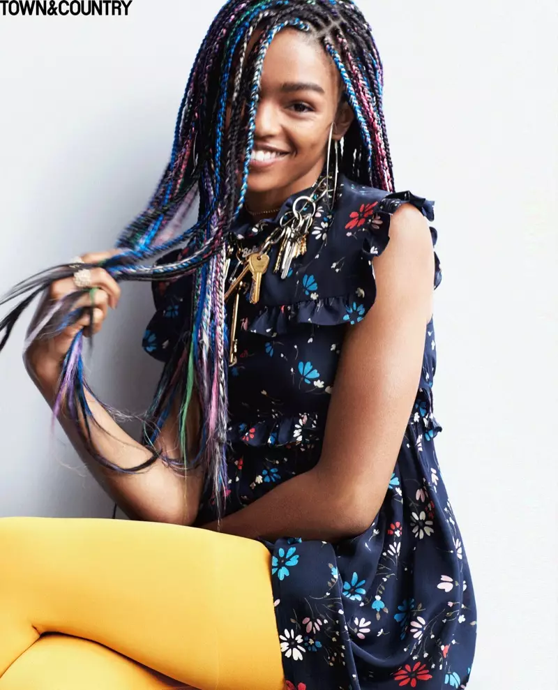 Selah Marley hymyilee Town & Country -lehdessä