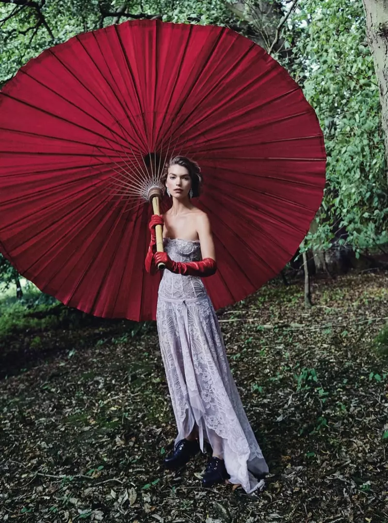 Ang Arizona Muse Poses sa Pinakamaanindot nga mga Sapot sa Panahon alang sa Harper's Bazaar UK