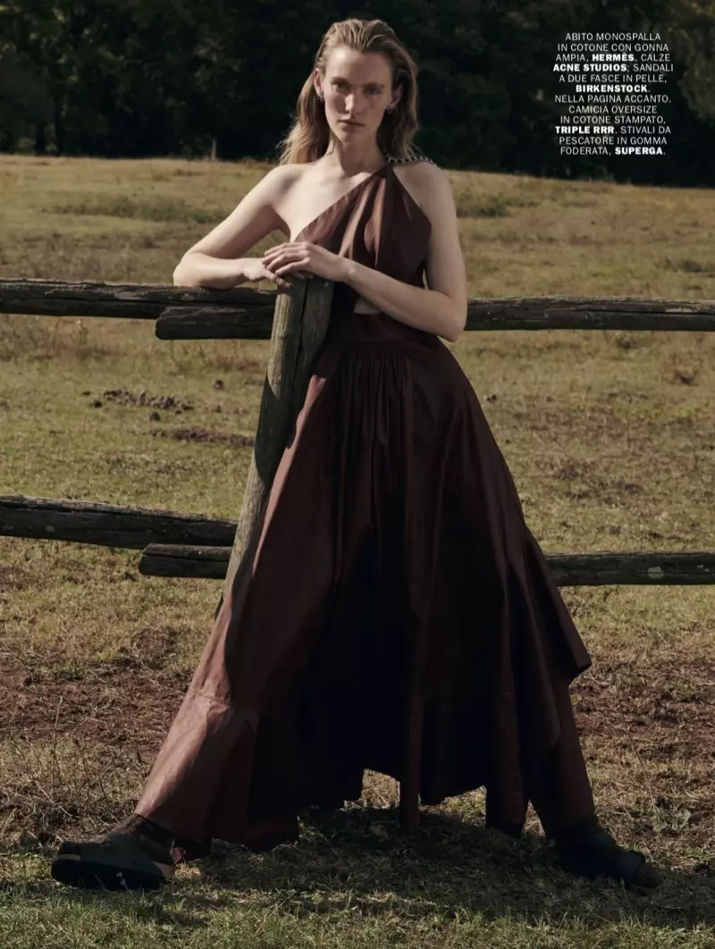 Emily Baker elegantiškai pozuoja lauke Marie Claire Italija