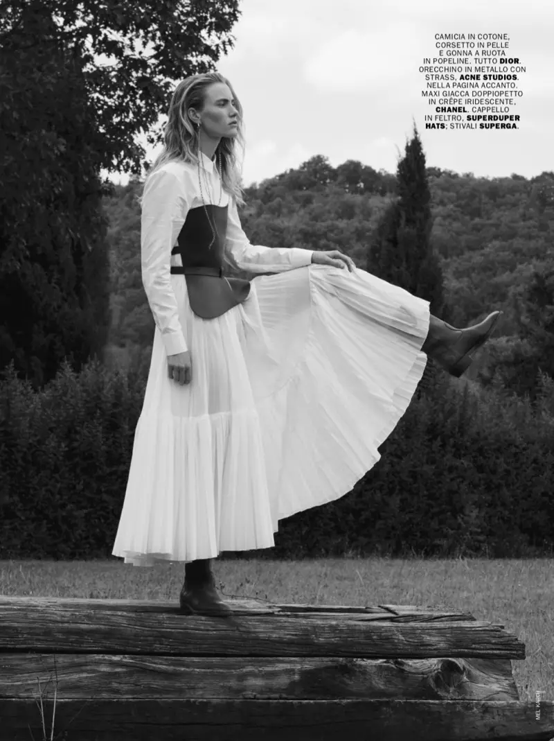 Emily Baker posa a l'aire lliure amb estils elegants per a Marie Claire Itàlia