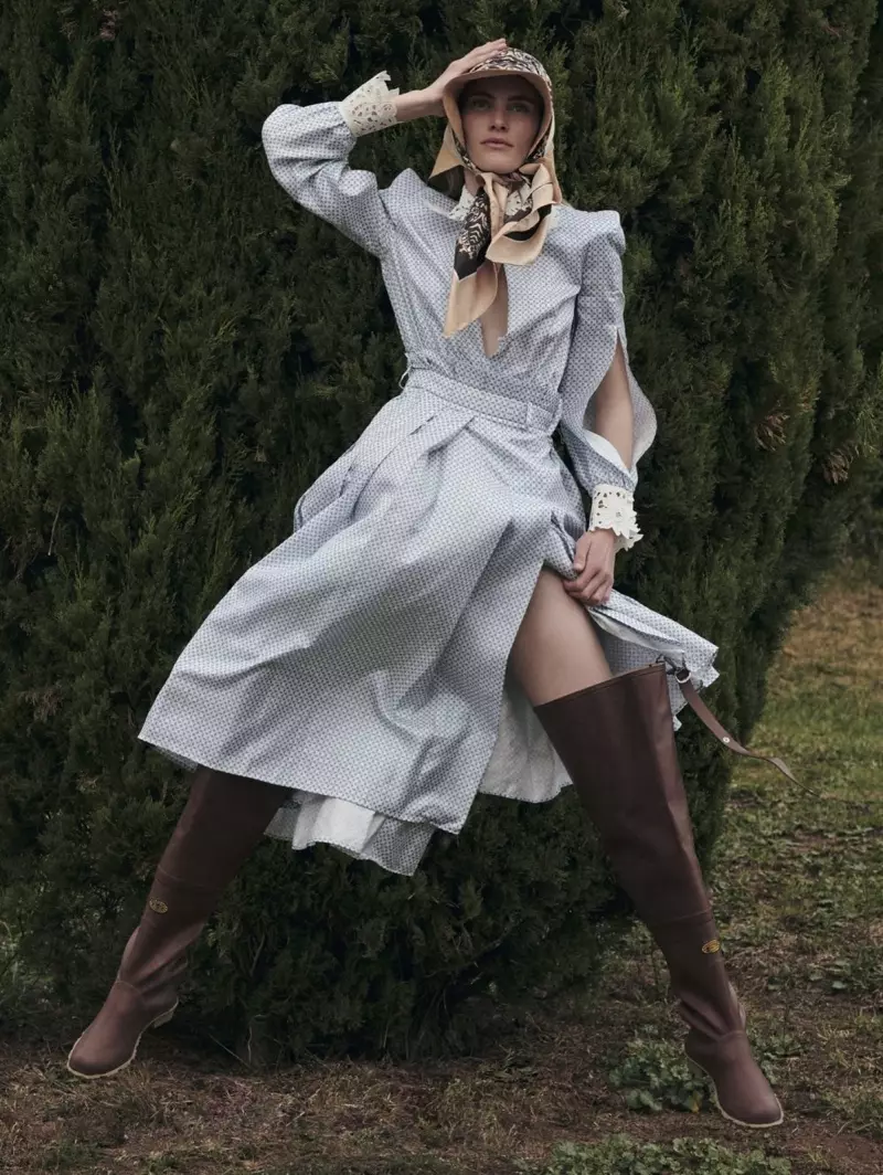 Emily Baker posearret bûten yn elegante stilen foar Marie Claire Italië
