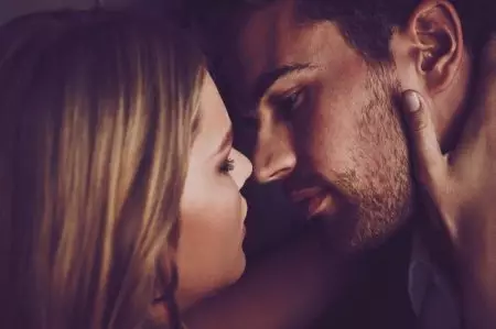 Si Anna Ewers miduyog kang Theo James para sa BOSS Fragrance Ad