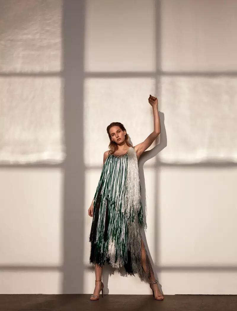 Marique Schimmel poseert in de lentecollecties voor Marie Claire Romania