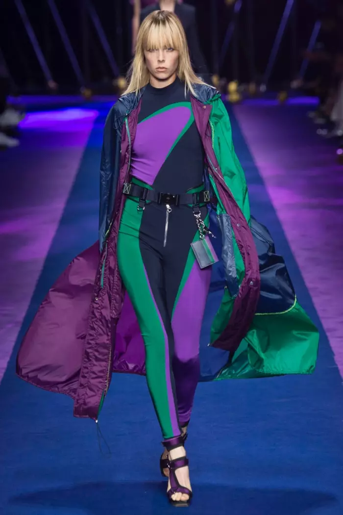 Versace 2017ko udaberria: Edie Campbell-ek nylonezko txaketarekin ibiltzen da pistan, goiko eta prakekin