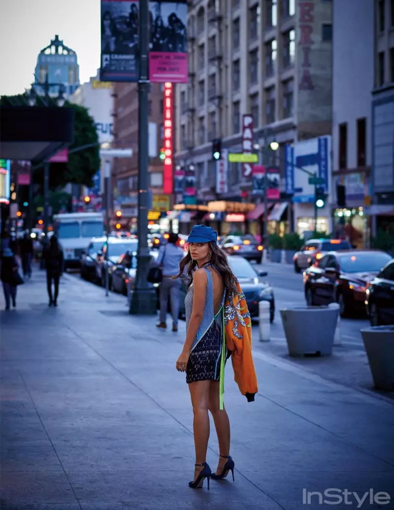 Nas ruas, Emily Ratajkowski usa jaqueta bomber Marc Jacobs, vestido com brilhantes Versace e sapatos Jimmy Choo