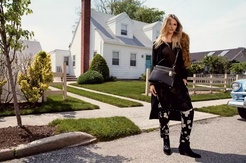 नताशा पॉली ने ट्विन-सेट के पतन 2016 विज्ञापनों में स्तरित पहनावा पहना