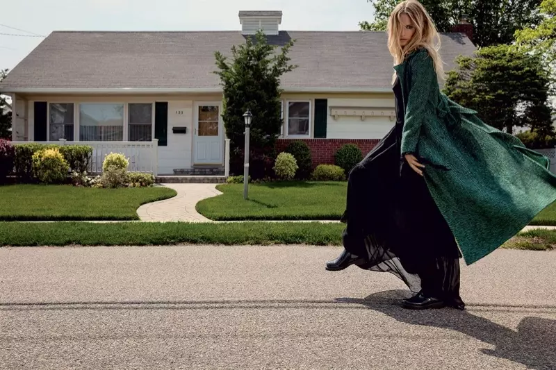 Natasha Poly modellerar grön kappa och svart klänning i Twin-Sets höstkampanj 2016