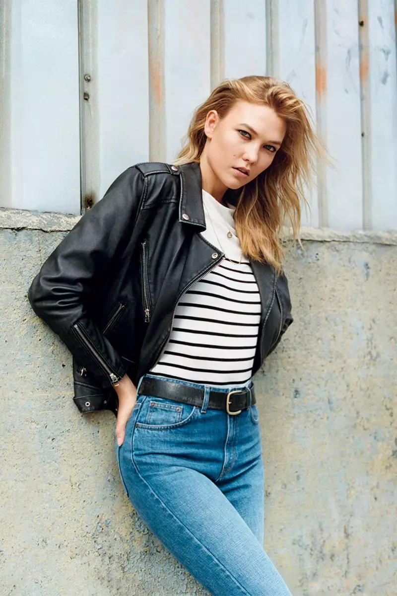 TROP COOL : Karlie Kloss porte une veste en cuir, une chemise à rayures et un jean taille haute