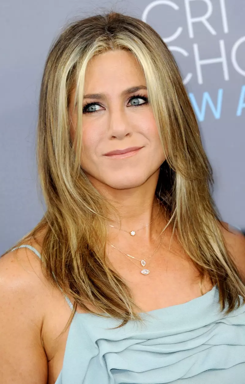 Το 2016, η Jennifer Aniston εξακολουθούσε να διατηρεί ανέμελο το χτένισμά της με ανεξέλεγκτους κυματισμούς και ξανθές ανταύγειες. Φωτογραφία: Tinseltown / Shutterstock.com