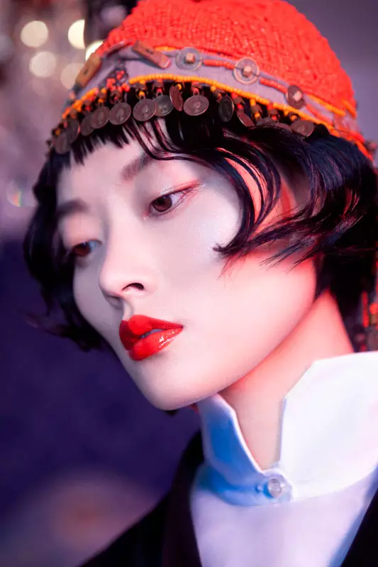 Li Xiao Xing hipnotizează pentru filmarea L'Officiel China de Michelle Du Xuan