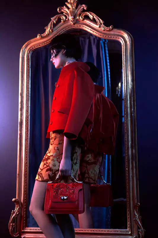 Li Xiao Xing hypnotise pour L'Officiel China Shoot de Michelle Du Xuan