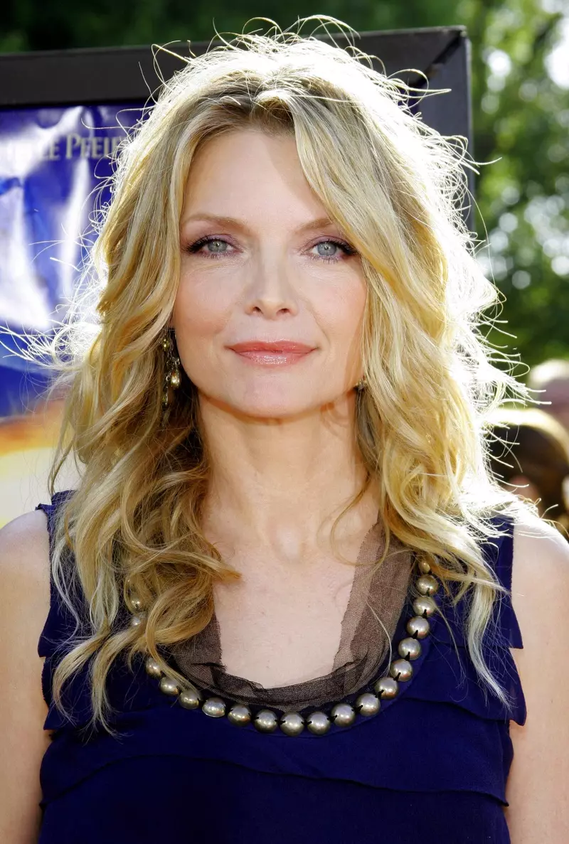 Michelle Pfeiffer. Setšoantšo: Litšoantšo tse tummeng / Lifoto tsa depositi