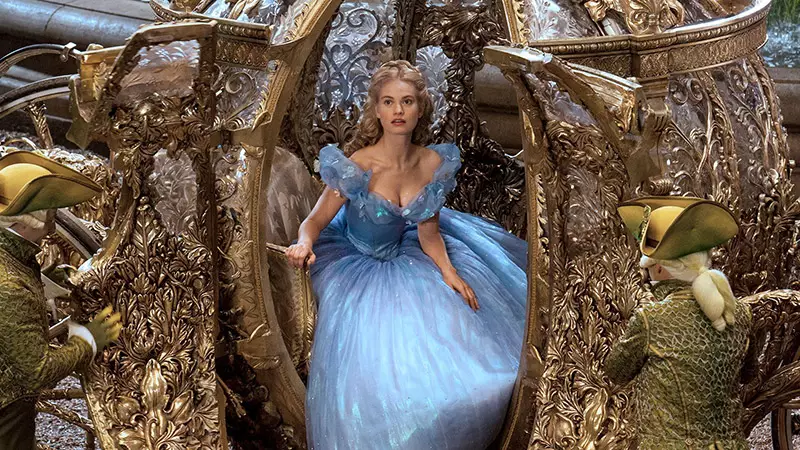 Lily James w kadrze z wersji „Kopciuszek” z 2015 roku. Zdjęcie: Disney.