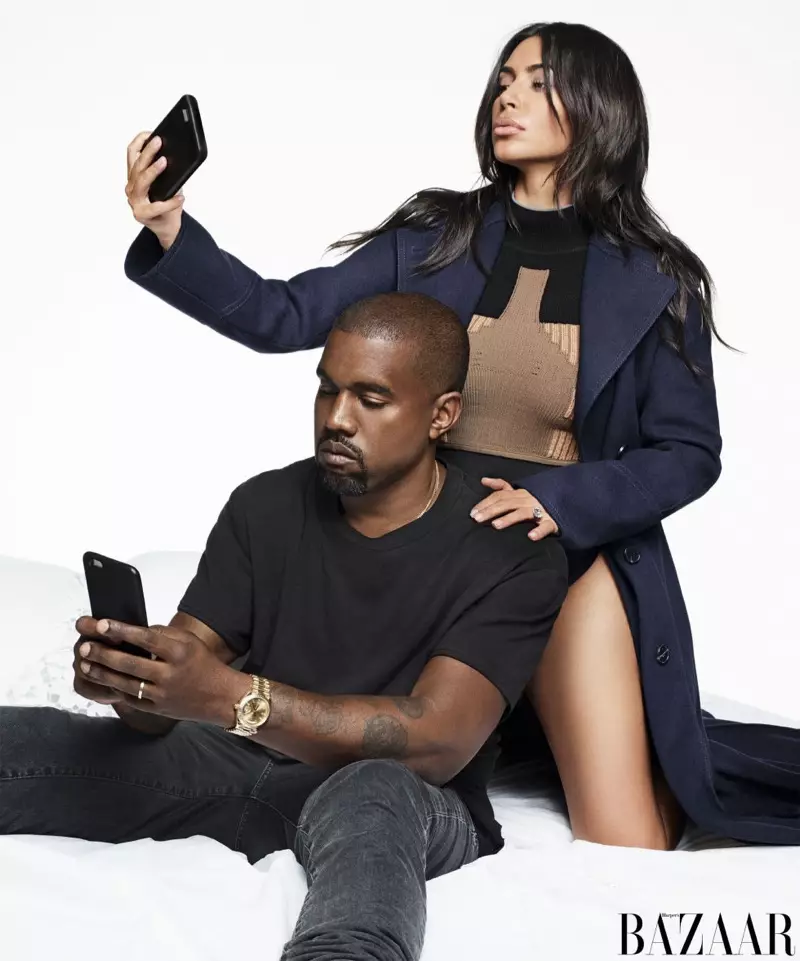 Kim Kardashian dia manao palitao Valentino miaraka amin'ny akanjo hoditra Yeezy Season 3 sy turtleneck
