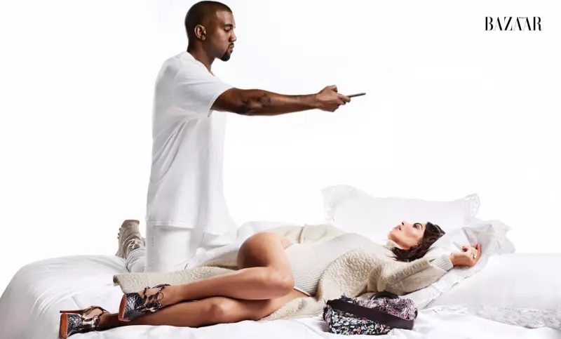 Kim Kardashian poseeraa Dior-takissa, korkokengissä ja laukussa, kun Kanye West ottaa selfieään