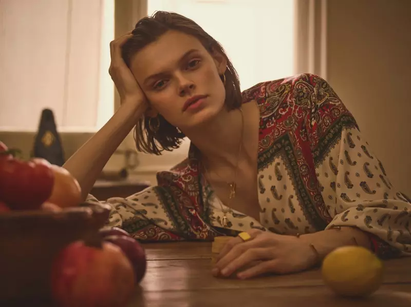 Cara Taylor nosi spomladanske podobe 2019 za lookbook Mango Urban Bohemia