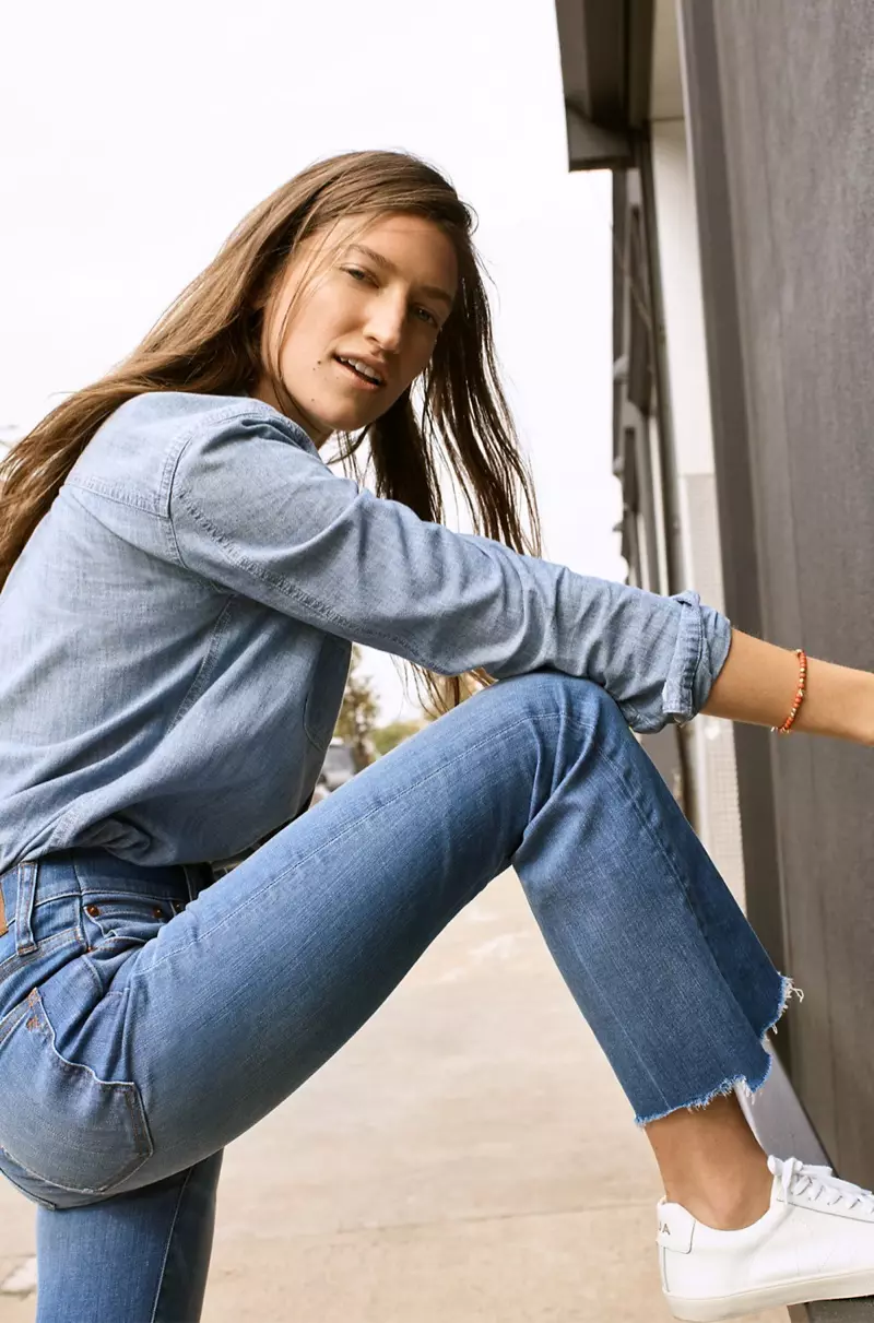 Madewell Chambray Classic Ex-Boyfriend Shirt i Mazzy Wash, Cali Demi-Boot Jeans: Destructed-Hem Edition, Beaded Chain Armband och Madewell x Veja Esplar Low Sneakers