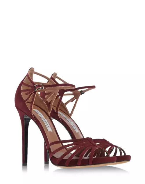 Tabitha Simmons Cosmo Sandal en Malhela Ĉerizo havebla ĉe Shoescribe por $795.00