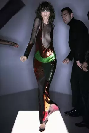 Том Форд загвар өмсөгчдийн (болон Леди Гага) бүжиглэж буй '16 оны хаврын видео бичлэгт зориулж хөөрөх зурвасаа орхилоо.
