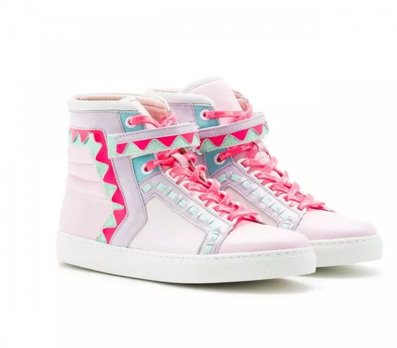 Rika hi-top sneakers út 'e Barbie x Sophia Webster shoe kolleksje