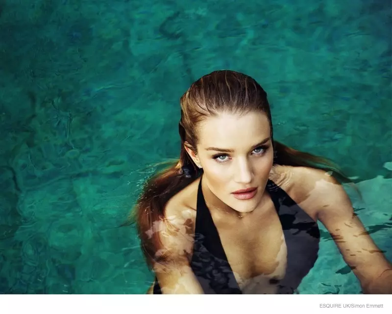 Rosie Huntington-Whiteleyは、EsquireUKの撮影のためにカメラを魅惑的に見つめます。