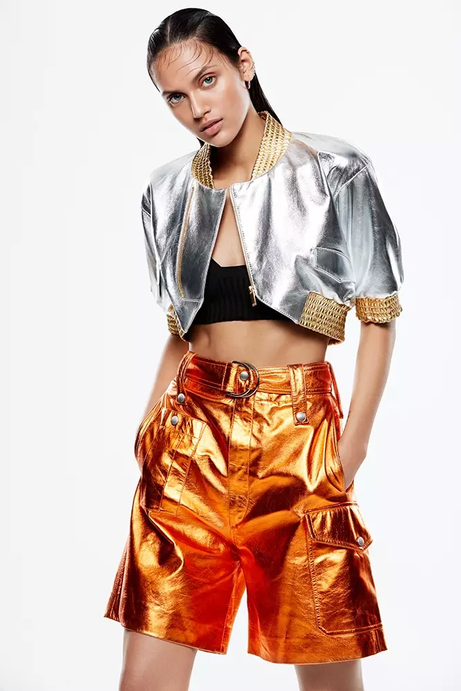 Skitterend yn metallics, Dalianah Arekion modellen Miu Miu shorts