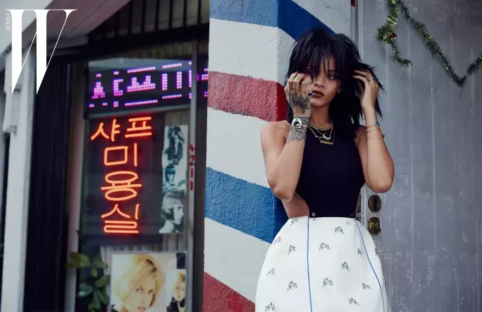 Rihanna Wears Dior Spring Looks នៅក្នុងរូបថត W Korea