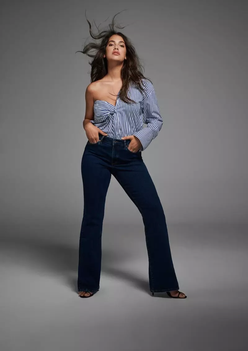 Lorena Duran usa jeans flare para Violeta by Mango