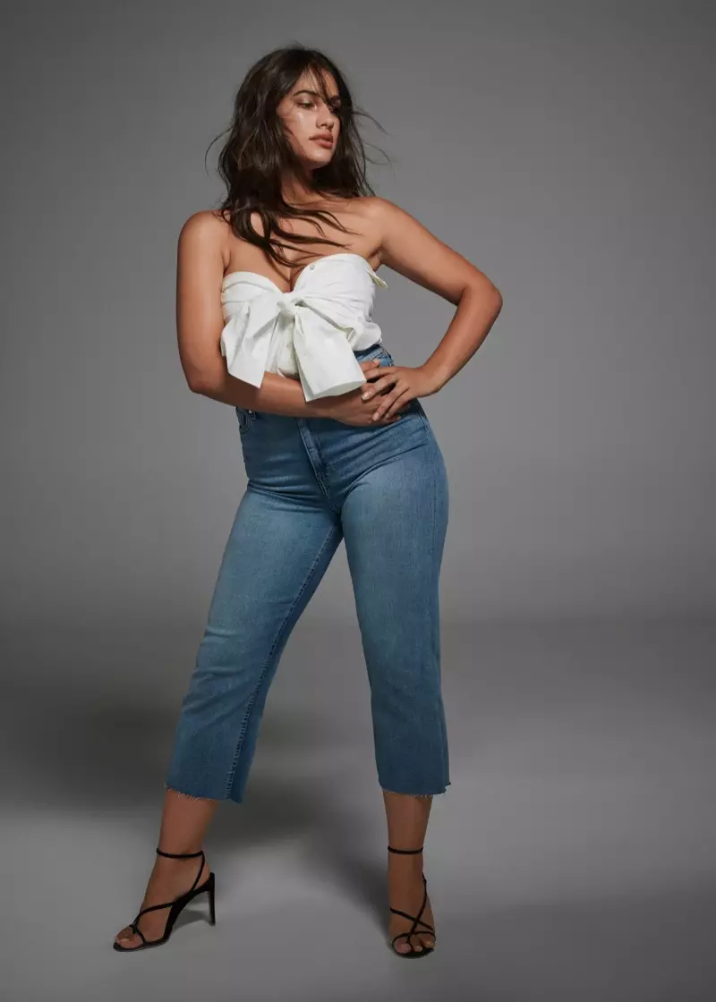 Model Lorena Duran ta buga wani matsayi a cikin Violeta ta Mango fall-hunturu 2019 salon denim