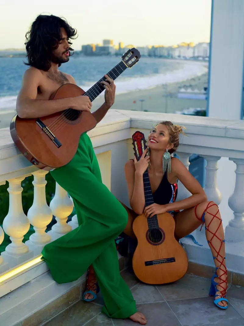 Gisele Bundchen llueix la cama amb sandàlies amb cordons