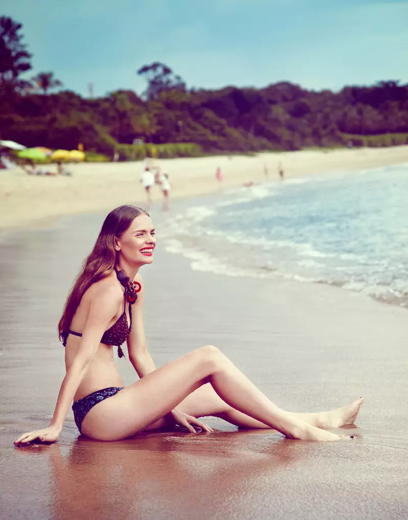 Erica Bertoni Dons Beach Style פֿאַר פּלאַזאַ יולי 2013 דורך Kyrre Wangen