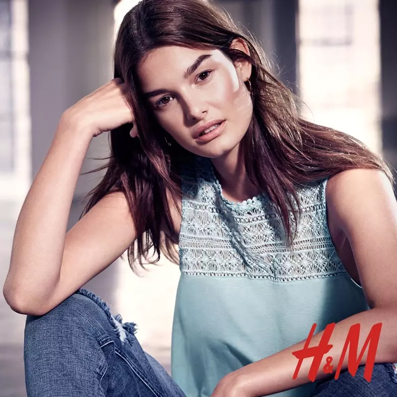 Офели Гильерманд H&M үшін жазғы трендтерді модельдейді