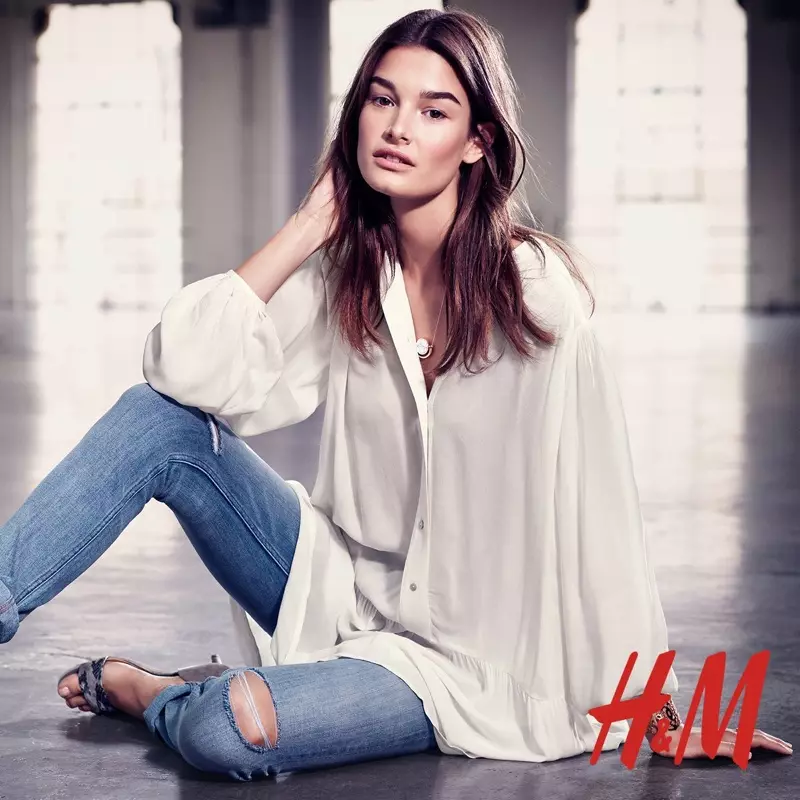 Ophelie Guillermand modela les tendències d'estiu per a H&M