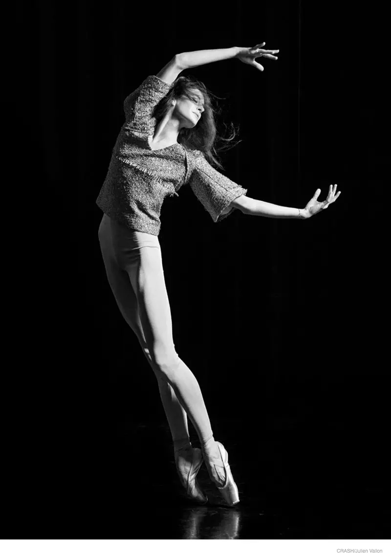 Ballettdänzerin Marie-Agnes Gillot poséiert fir de Julien Vallon am Crash Magazine